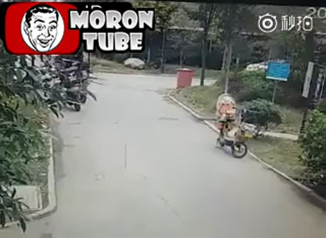 Video :China - A forklift operator was murdered by his own device